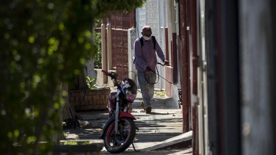 Un hombre desinfecta la entrada de una vivienda en Managua (Nicaragua).
