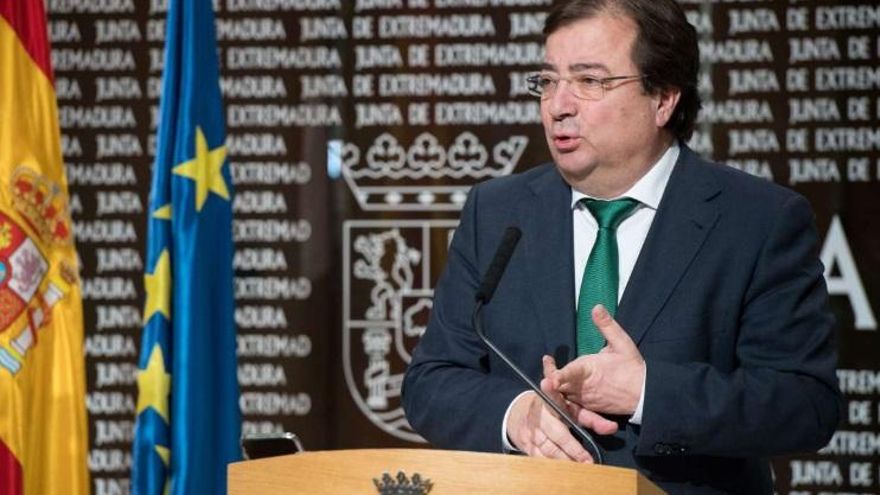 El presidente de la Junta de Extremadura, Guillermo Fernández Vara, en una rueda de prensa por videoconferencia