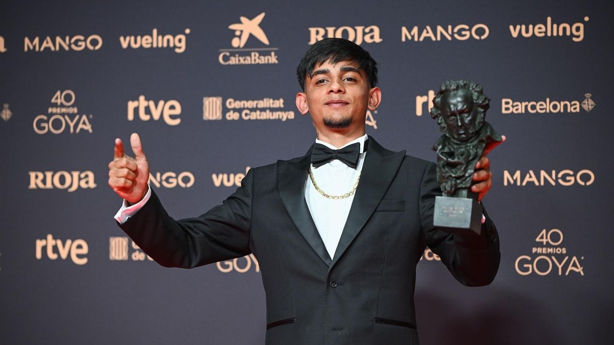 Toni Fernández Gabarre posa después de recibir el Goya a Mejor Actor Revelación