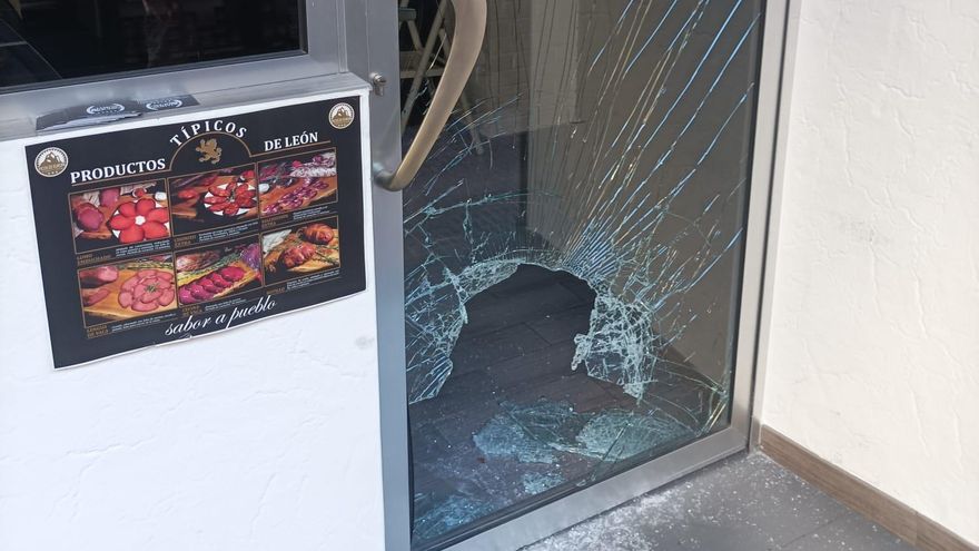 El hueco que el ladrón abrió para acceder al establecimiento