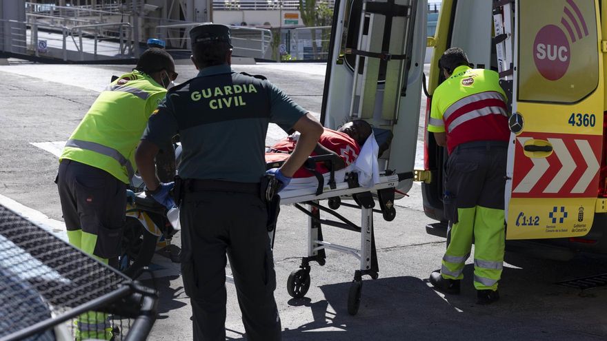 Tres fallecidos y 34 posibles menores a bordo de un cayuco rescatado este lunes al sur de Tenerife
