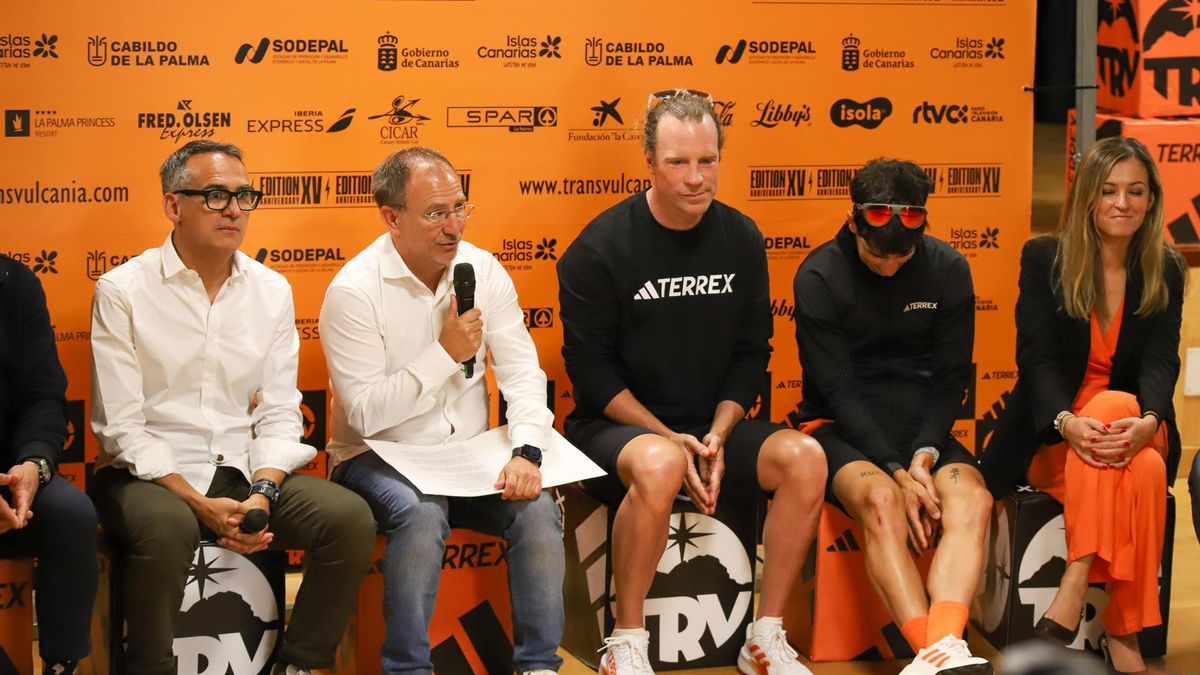 La decimoquinta edición de la Transvulcania, que se celebra del 8 al 10 de mayo en La Palma, ha sido presentada este miércoles por el presidente del Cabildo insular, Sergio Rodríguez (3d), acompañado por los alcaldes de los municipios de Los llanos de Aridane, El Paso, Tazacorte, y Tijarafe, así como consejeros de su Grupo de Gobierno.