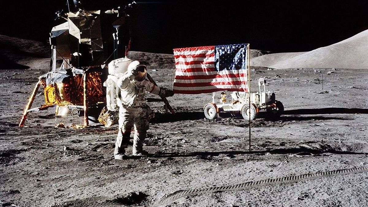 Gene Cernan saluda a la bandera de Estados Unidos , con el módulo lunar Challenger del Apolo y el vehículo lunar al fondo