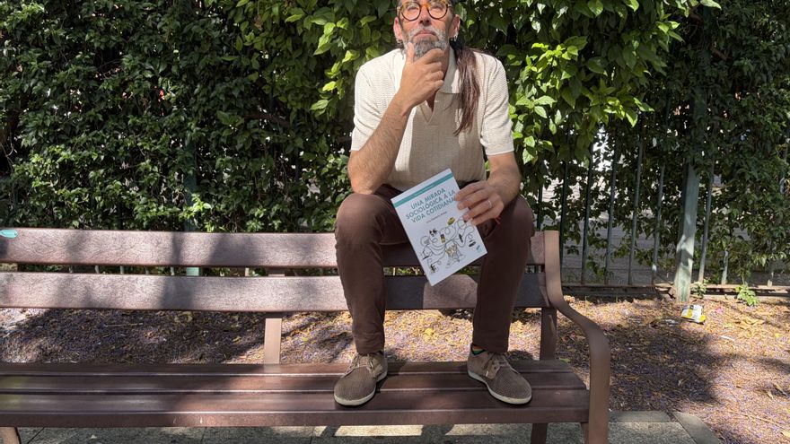 Luis Navarro, sociólogo: "A los políticos me los llevaba al bar de la esquina para que vieran de qué habla la gente"
