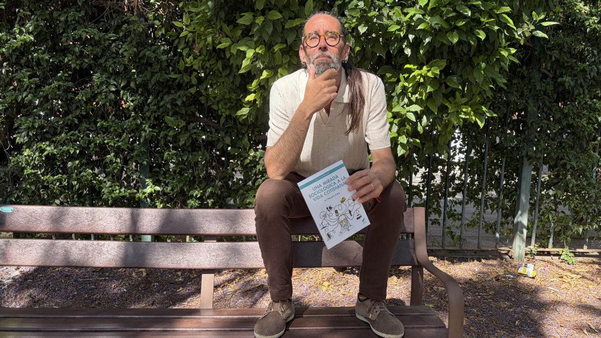 Luis Navarro, sociólogo: "A los políticos me los llevaba al bar de la esquina para que vieran de qué habla la gente"