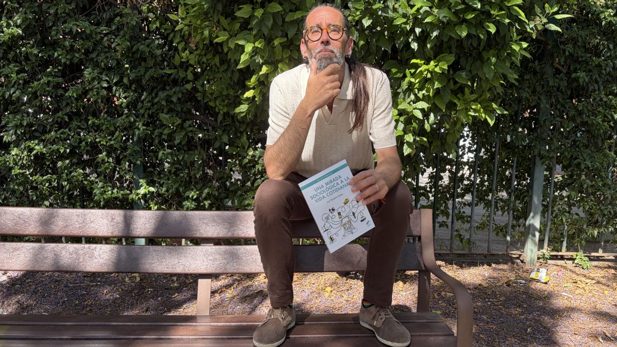 Luis Navarro, sociólogo: "A los políticos me los llevaba al bar de la esquina para que vieran de qué habla la gente"