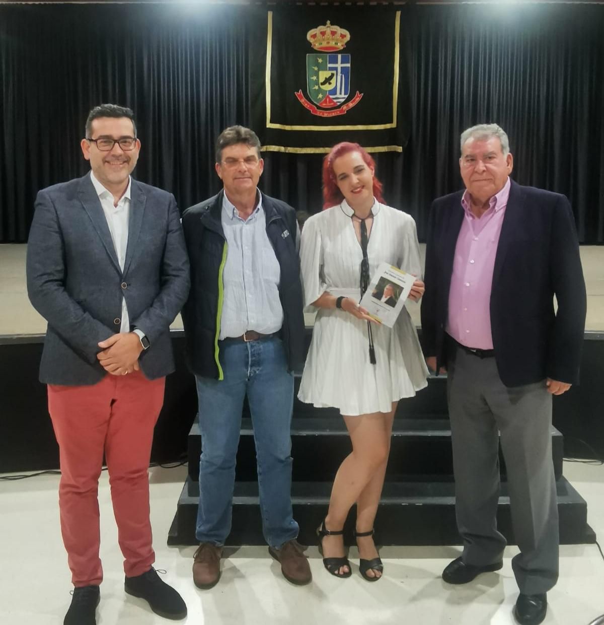 El autor José Antonio Clemente, junto a su hijo José Antonio Clemente Concepción, el autor del  prólogo José Antonio Guerra, e Irene Pérez, hija del coordinador del proyecto Justo Pérez Cruz, ausente por motivos de salud.