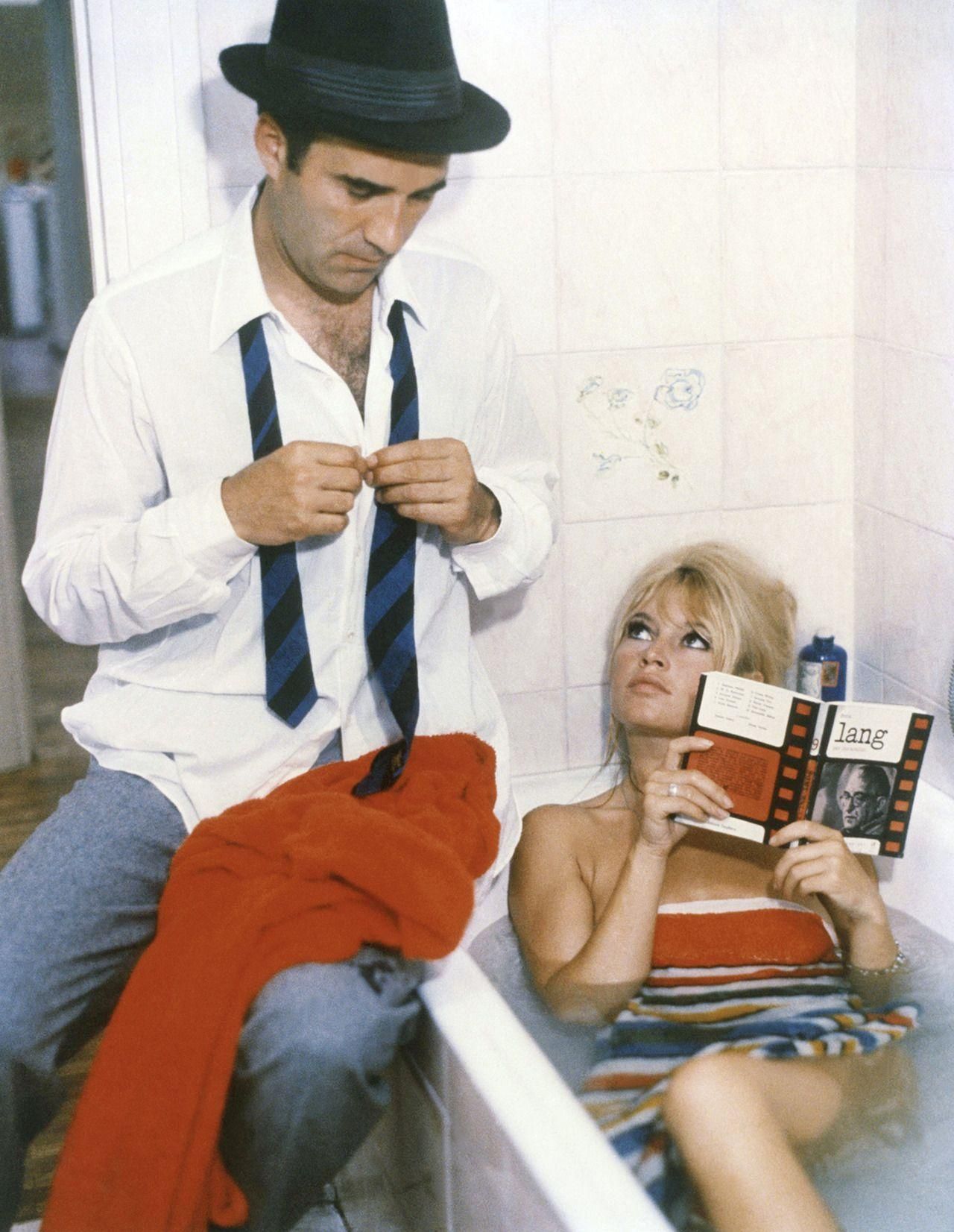 Michel Piccoli y Brigitte Bardot (leyendo un libro de Luc Moullet) en 'El desprecio' de Jean-Luc Godard