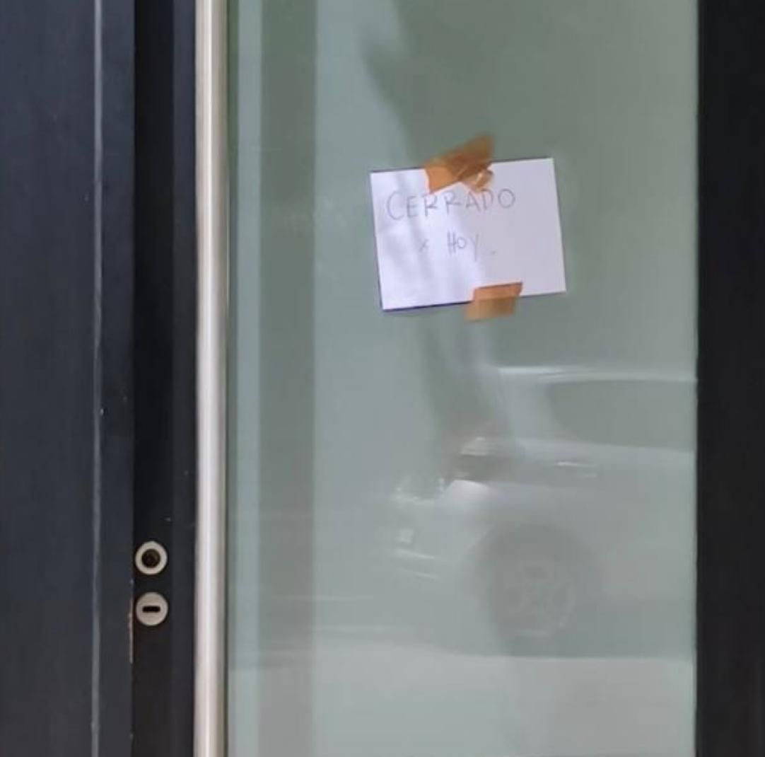 La puerta del estudio contable allanado este miércoles en Pergamino, vinculado a Espert.