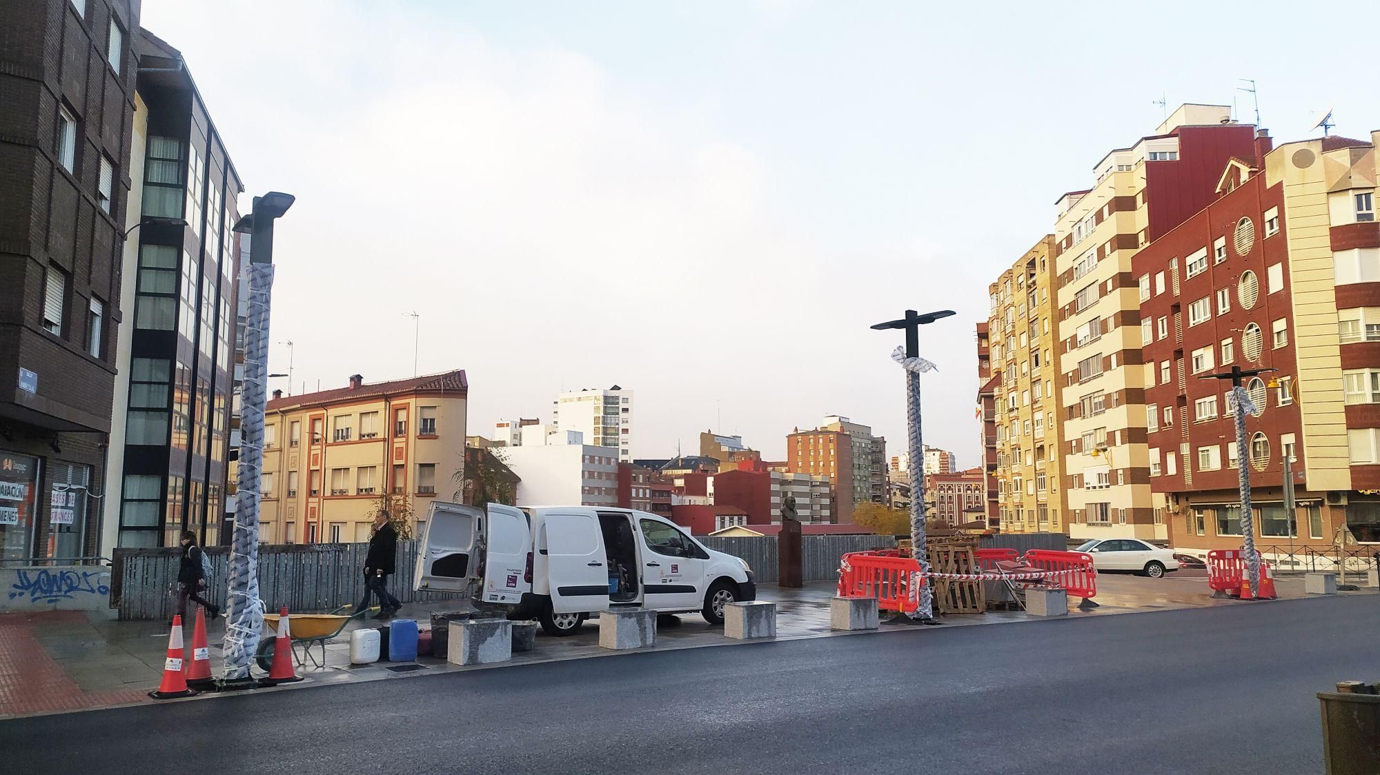 El Ayuntamiento ha colocado nuevas farolas en Álvaro López Núñez frente a los Maristas