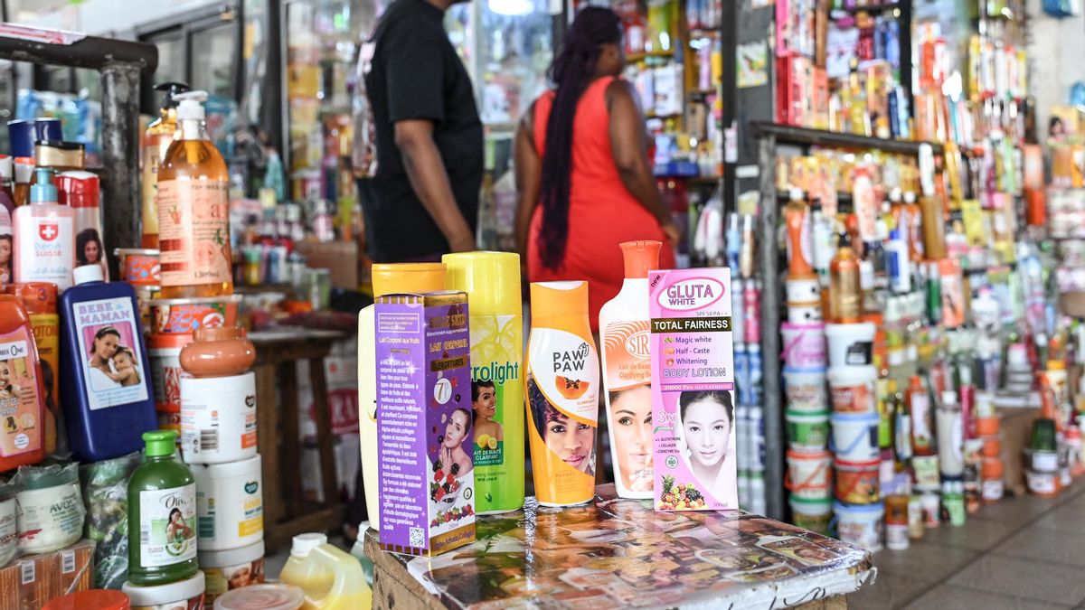 El peligro de los ideales de belleza coloniales: los productos para aclarar el tono de la piel pueden causar cáncer