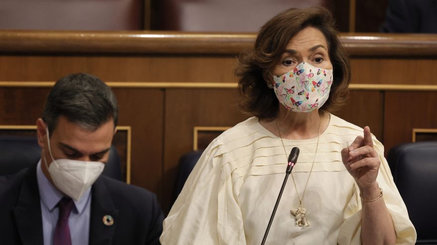 La vicepresidenta Carmen Calvo en su debate con la portavoz del PP, Cuca Gamarra
