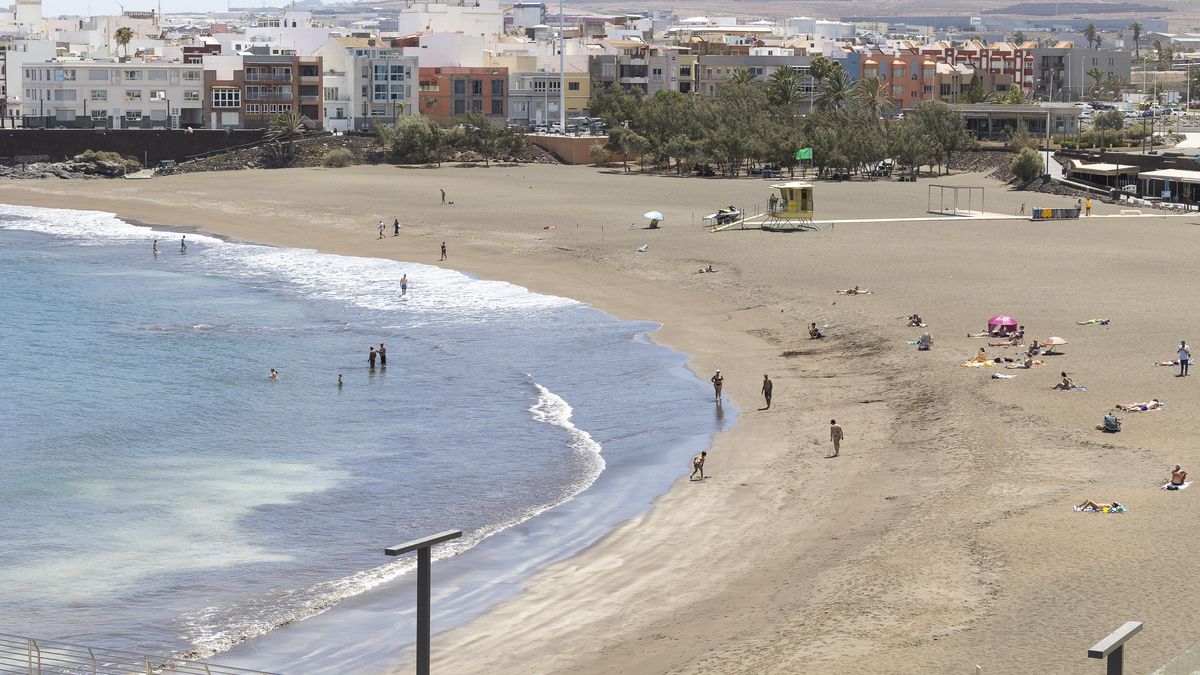 Salud Pública pide cerrar el baño en Melenara tras los "intensos" olores y la aparición de manchas en el litoral
