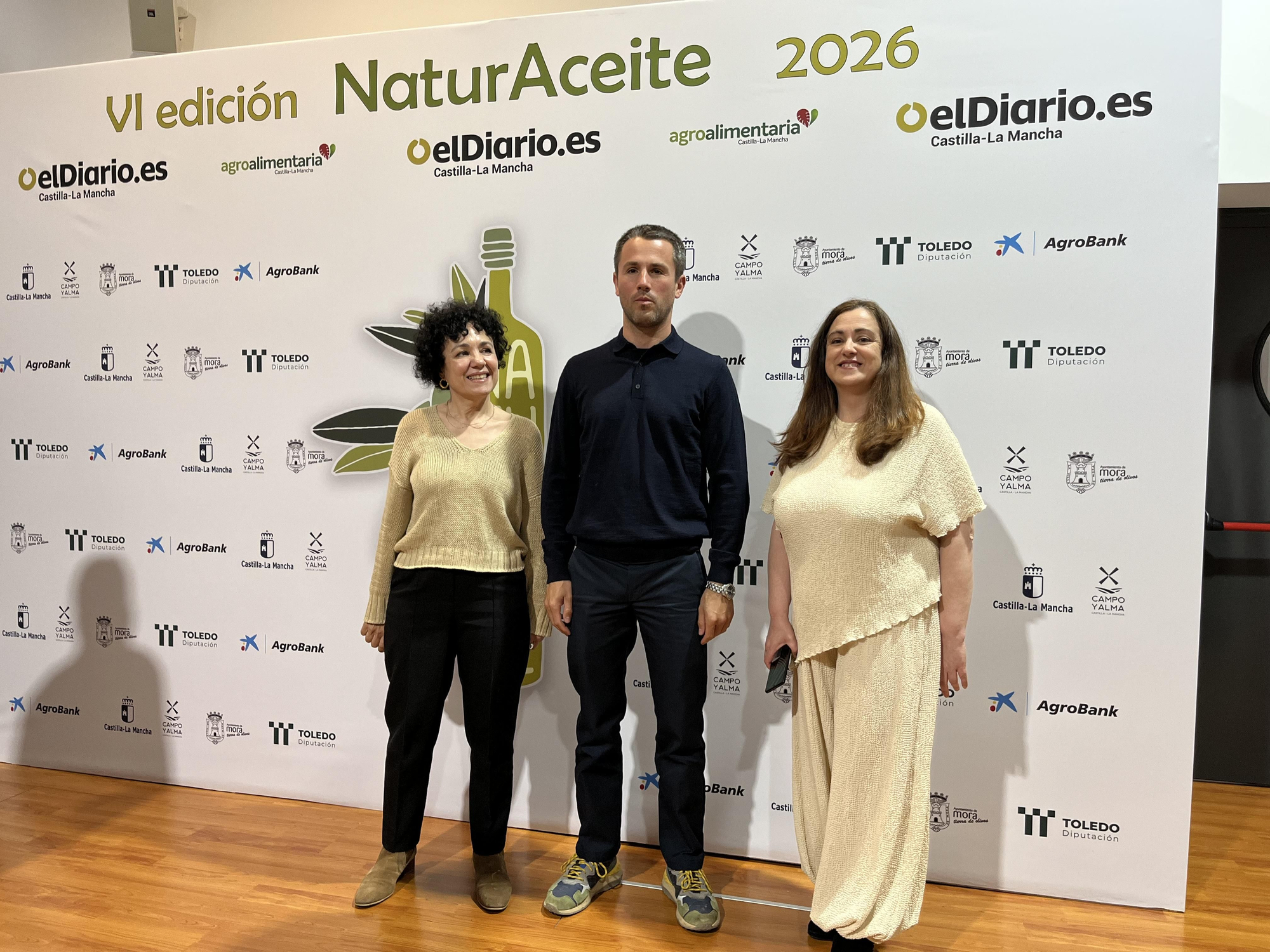 Pilar Virtudes, directora de la sección Agroalimentaria de elDiarioclm.es; Borja Lorenzo, gerente de la almazara El Valle de los Locos; Carmen Bachiller, directora de elDiario.es Castilla-La Mancha