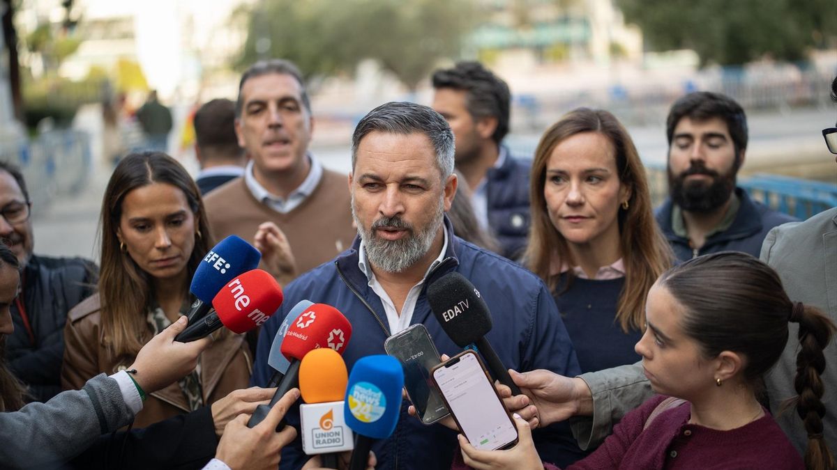 Abascal y varios líderes de Vox en la Plaza de Colón una hora antes del desfile