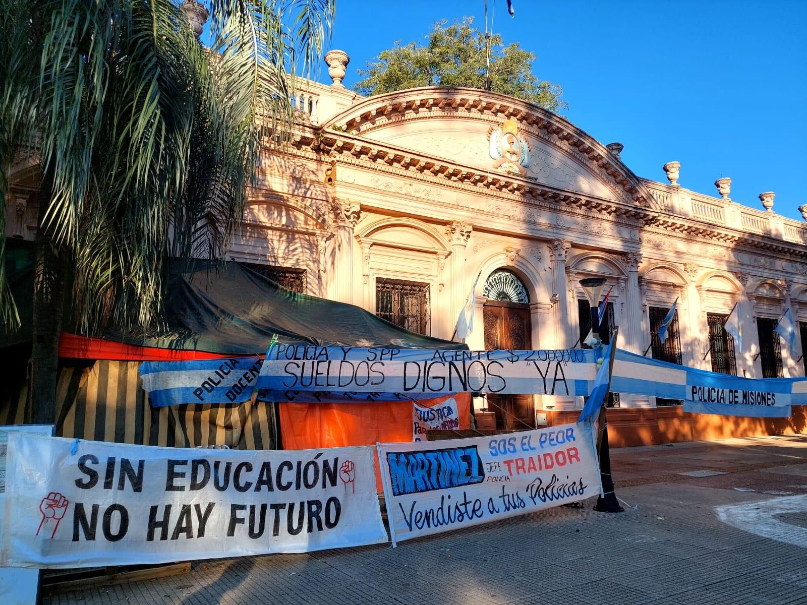 Policías de Misiones reclaman que su situación se regularice tras haber sido detenidos.