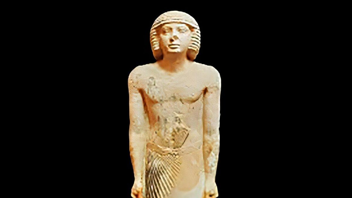 Descubren en Egipto una estatua familiar inédita que desafía 4.000 años de arte