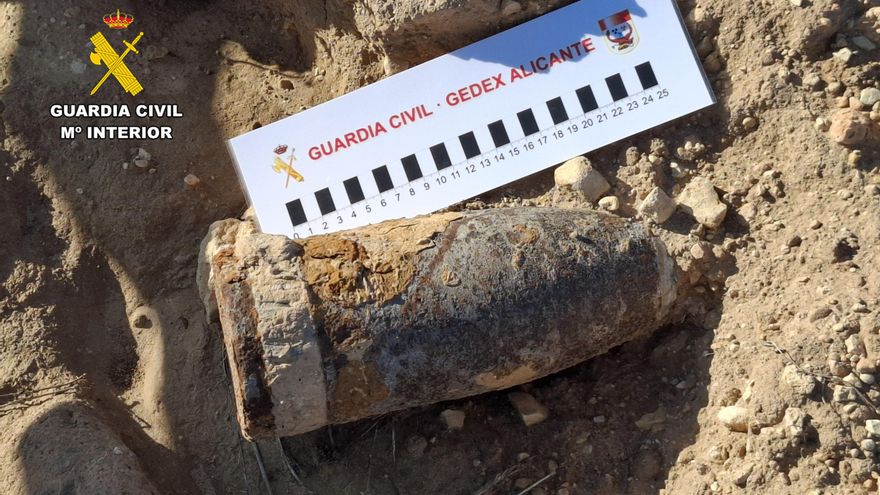 La Guardia Civil neutraliza un proyectil con la carga explosiva "intacta" encontrado en un terreno rural en Albacete