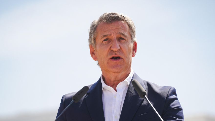 El presidente del PP, Alberto Núñez Feijóo, atiende a los medios tras visitar unas viviendas de promoción oficial en Sevilla. A 26 de mayo de 2026 en Sevilla (Andalucía, España).