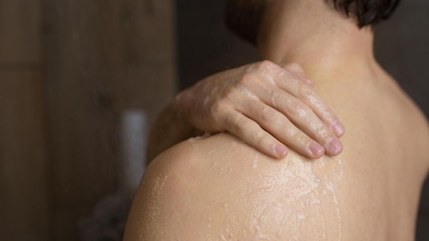 Si notas mucha tirantez después de la ducha, es posible que te estés limpiando de forma demasiado agresiva.