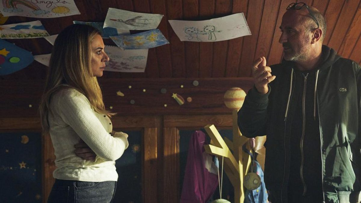 Mirne Ibarguren escucha las indicaciones de Pau Freixas en el rodaje de 'Los sin nombre'