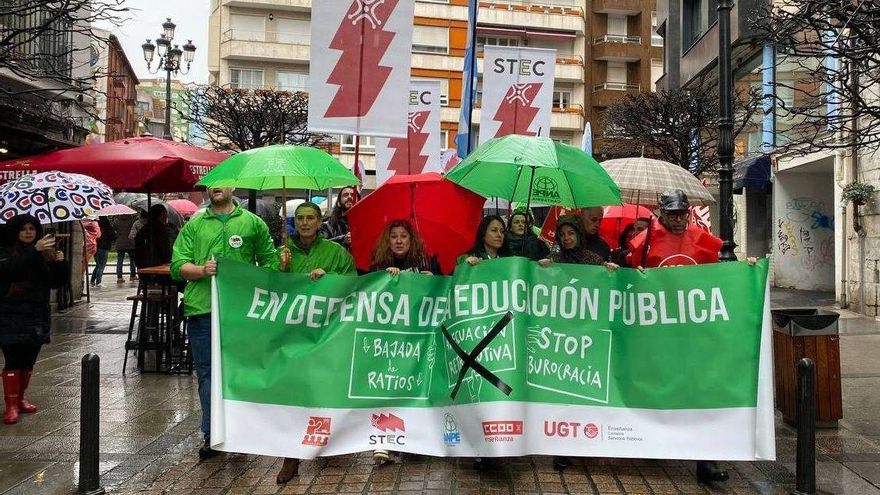 Docentes cántabros se manifiestan por la reducción de los ratios y de la burocracia