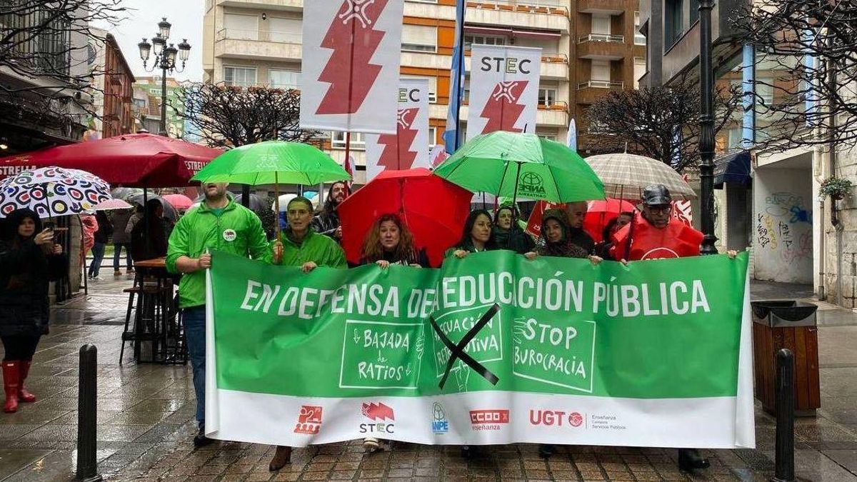 Docentes cántabros se manifiestan por la reducción de los ratios y de la burocracia