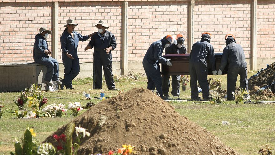 Los cementerios colapsan en Cochabamba a causa de la covid-19