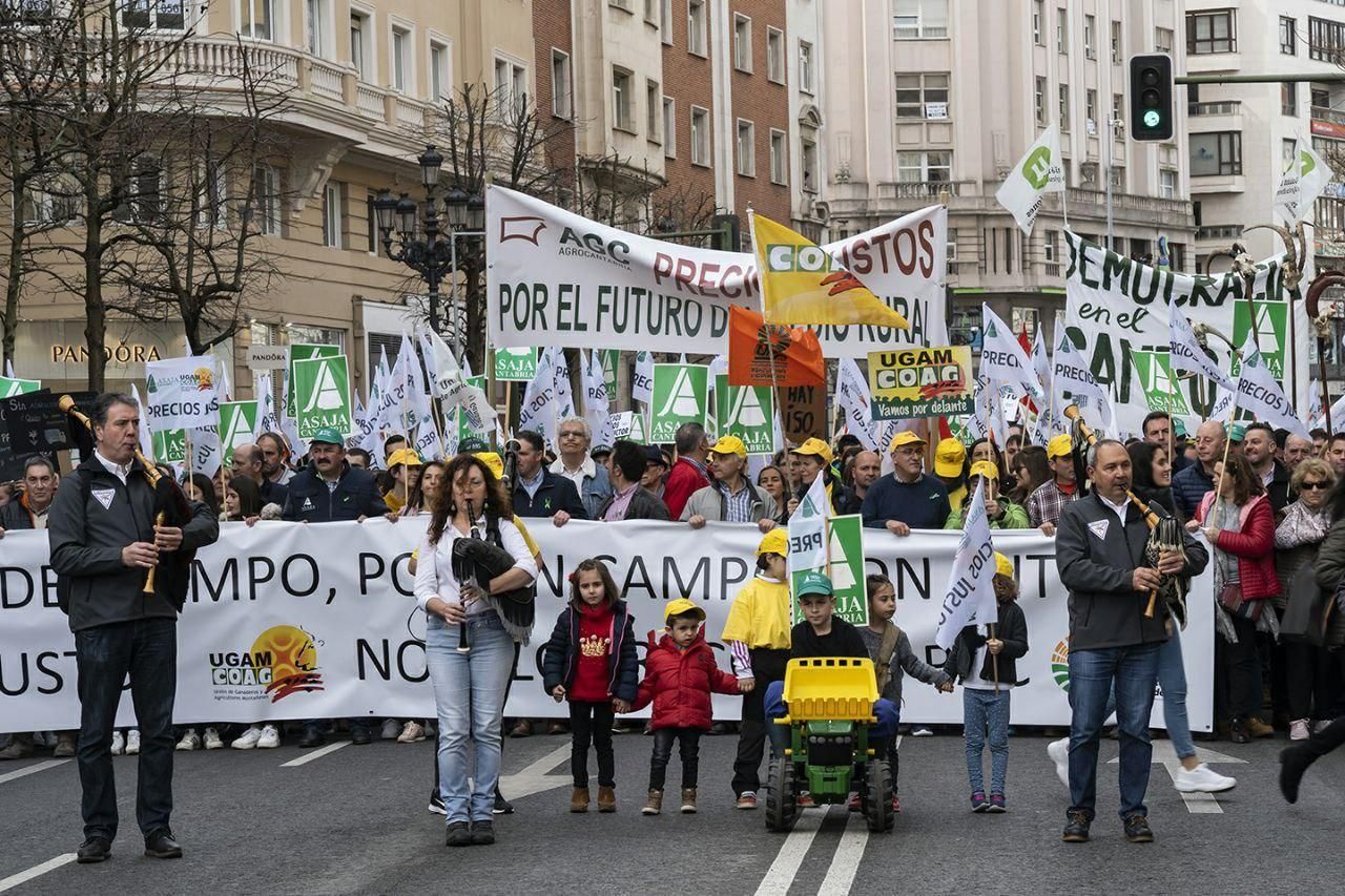 Manifestación de agricultores y ganaderos en Santander. | JOAQUÍN GÓMEZ SASTRE
