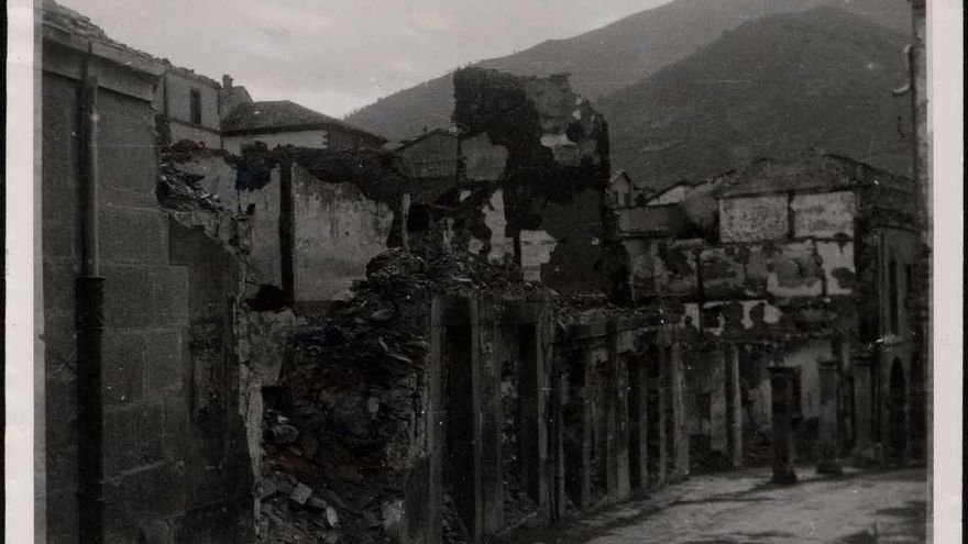 "Ciudad de Potes incendiada por los rojos en su fuga".