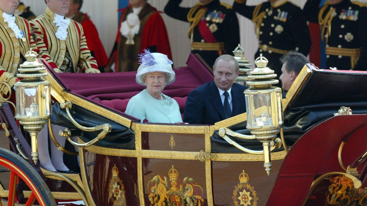 La reina Isabel II y el presidente ruso, Vladímir Putin, en carroza, en Londres, el 24 de junio de 2003.