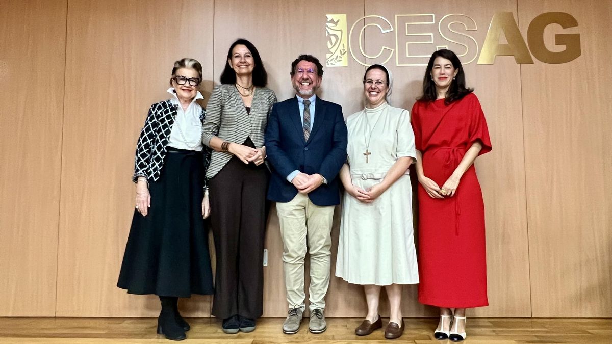 La presidenta de Quirónsalud Baleares, Rosa María Regí, la vicerrectora de Universidad Pontificia Comillas Elisa Aracil, la directora del CESAG Elena Valiente, el profesor Julio de la Torre y la profesora Loreto Gútiez.