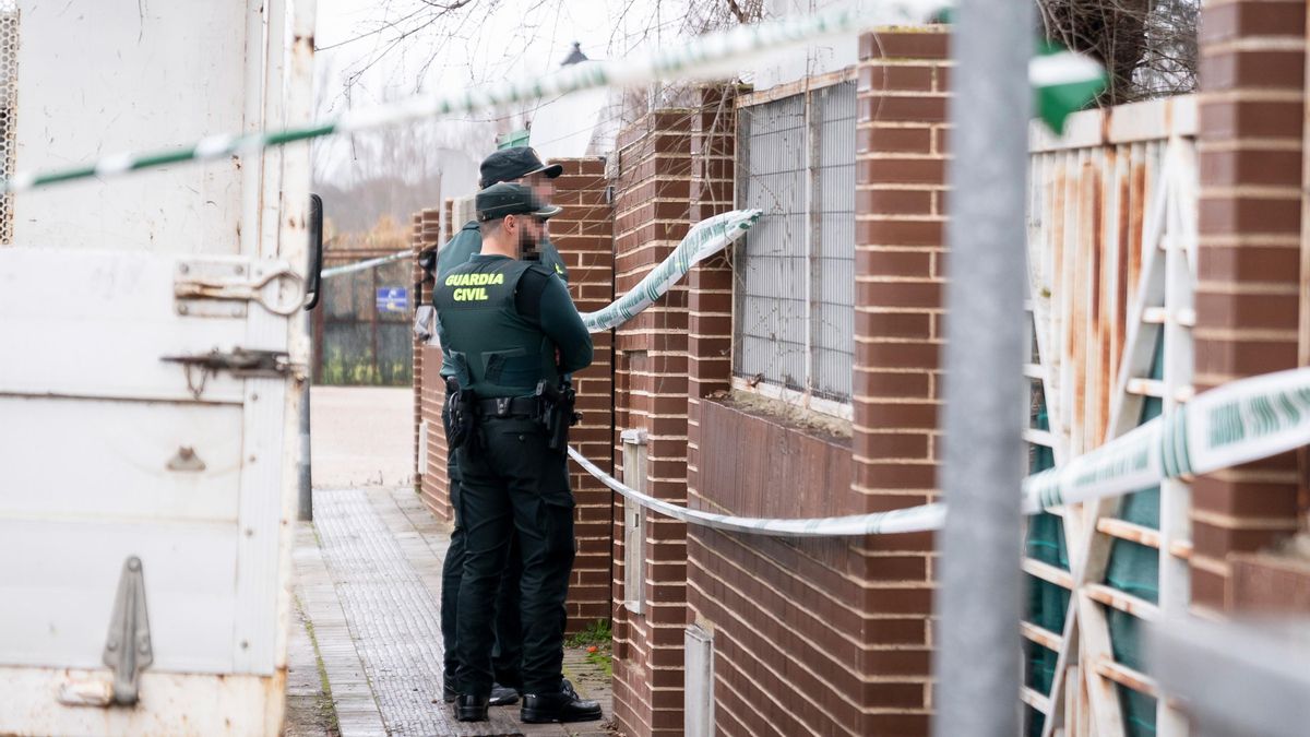  Dos guardias civiles frente a la vivienda donde hallaron asesinada a cuchilladas a una mujer embarazada, a 29 de diciembre de 2022, en Escalona