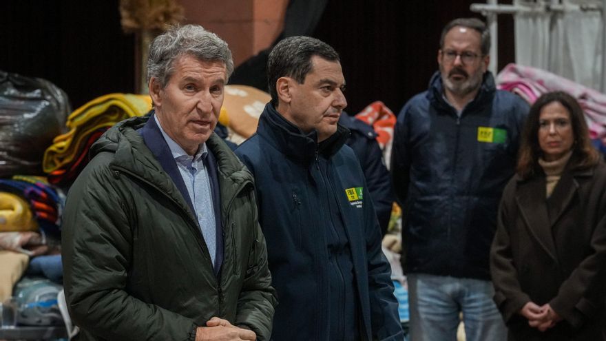 El presidente del PP, Alberto Núñez Feijóo (i), junto al presidente de la Junta de Andalucía, Juanma Moreno (d), a 19 de enero de 2026 en Adamuz, Córdoba