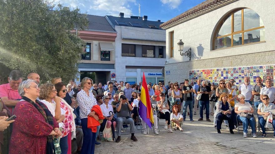Protesta para impedir que PP y Vox borren la plaza de un alcalde fusilado por Franco en Torrelodones