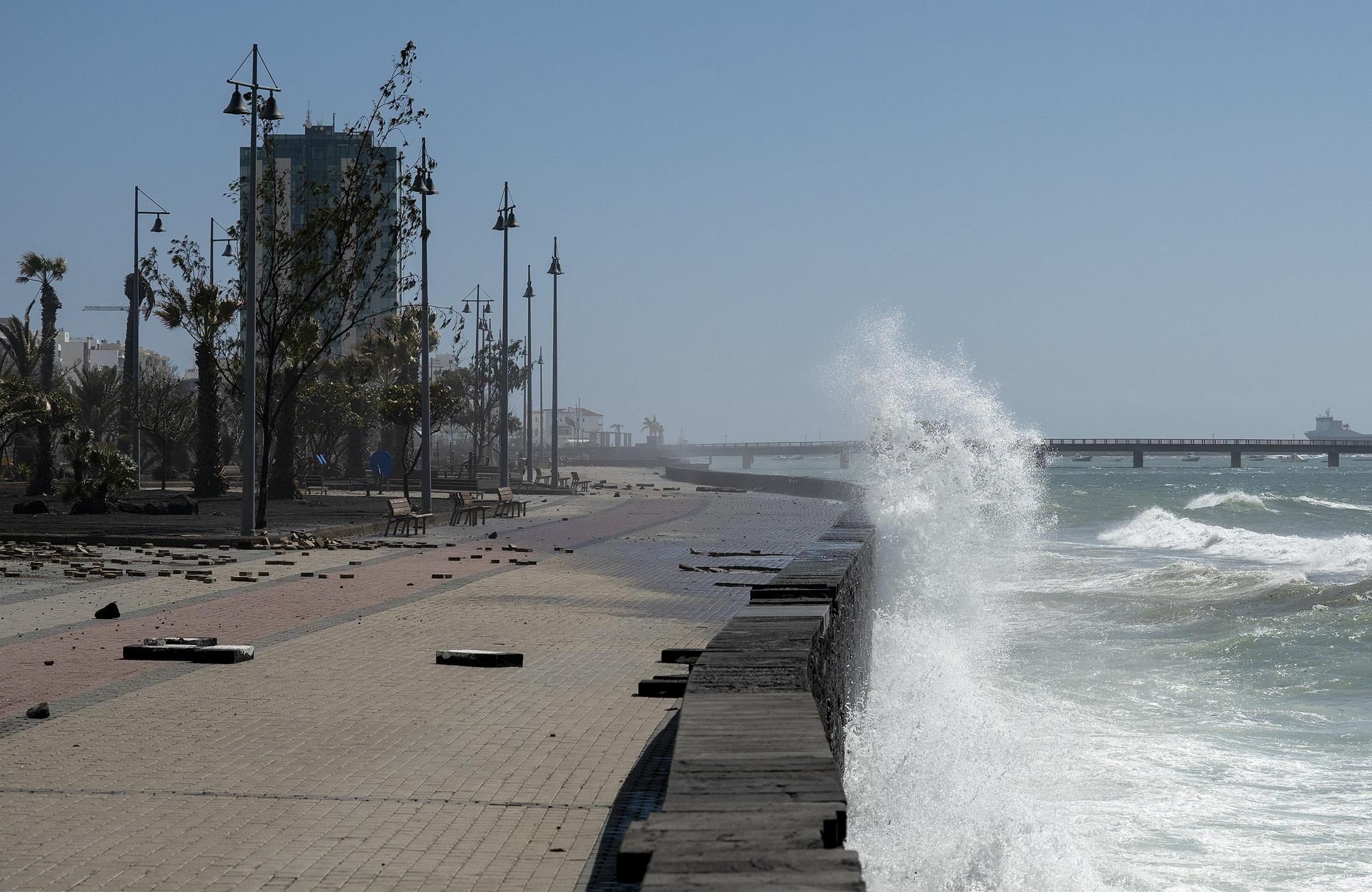 El acceso al núcleo costero de Bocacangrejo, en el municipio de El Rosario, permanece restringido tras el hundimiento parcial de la calzada debido al fuerte oleaje como consecuencia de la borrasca Therese. EFE/Miguel Barreto
