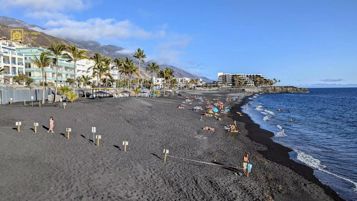 Bañistas en la playa de Puerto Naos. JOSÉ F. AROZENA