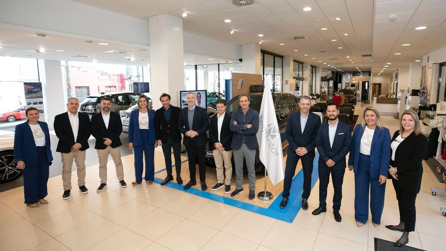 D. Manuel Terroba con el personal de Ventas de Marmotor Canarias, SL