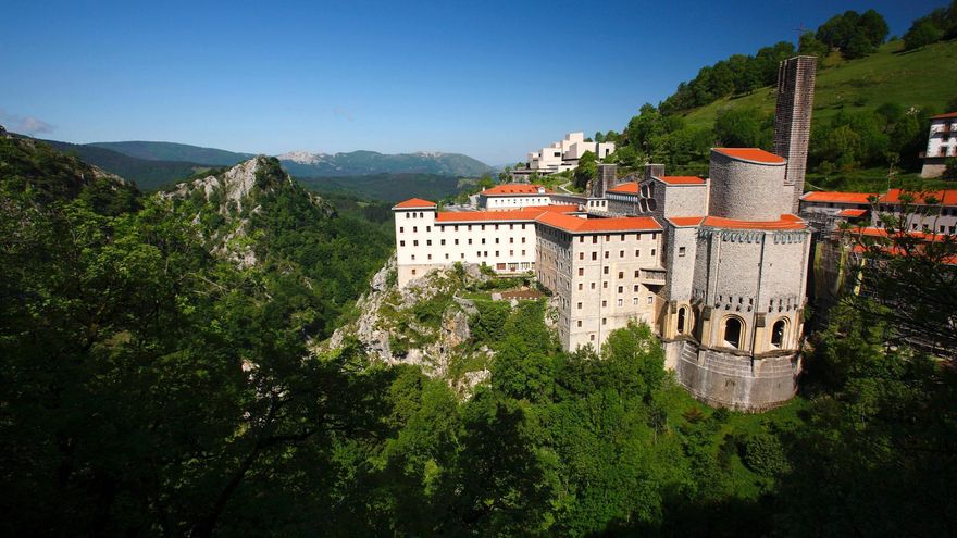 La ruta del País Vasco que transcurre por un hayedo y culmina en un santuario del siglo XX