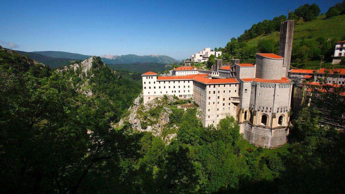 La ruta del País Vasco que transcurre por un hayedo y culmina en un santuario del siglo XX