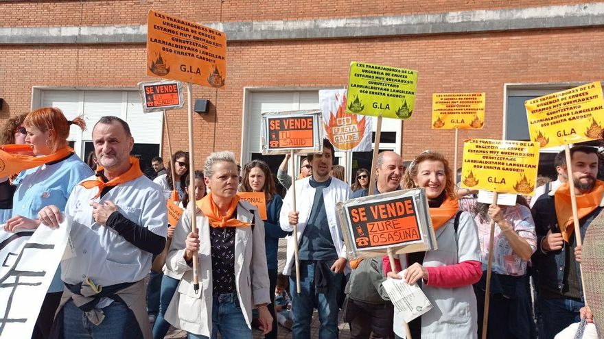 Trabajadores de Osakidetza concentrados ante el hospital de Cruces junto a pensionistas y colectivos.