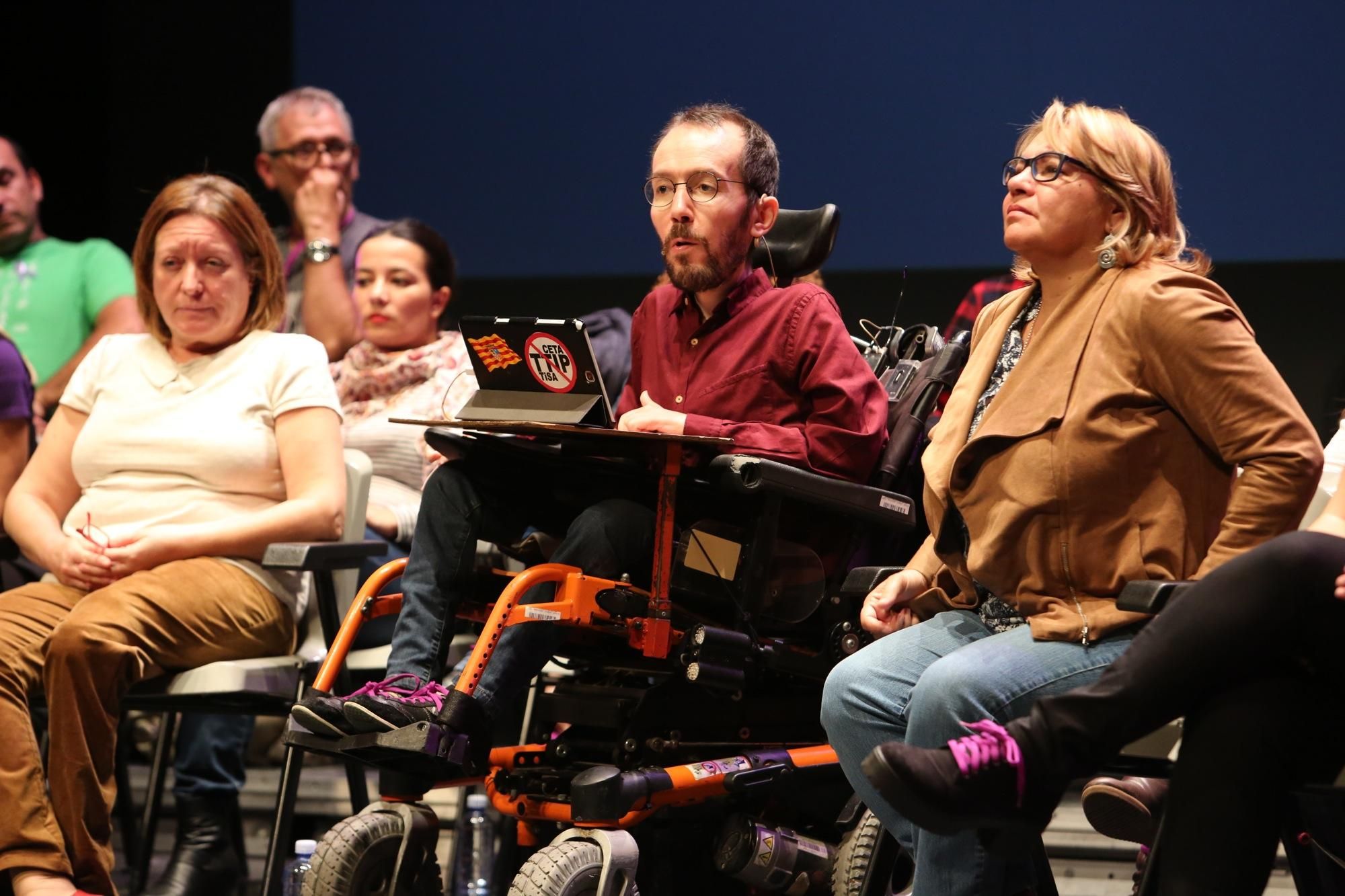 Pablo Echenique en el CICCA junto a Conchi Moreno y Meri Pita.(ALEJANDRO RAMOS)