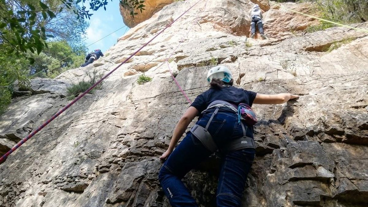 Del rocódromo a la roca: guía práctica para iniciarse en la escalada de montaña de forma segura