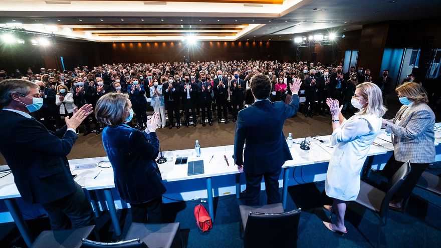 El PP abraza la era Feijóo para cerrar heridas mientras Ayuso clama venganza