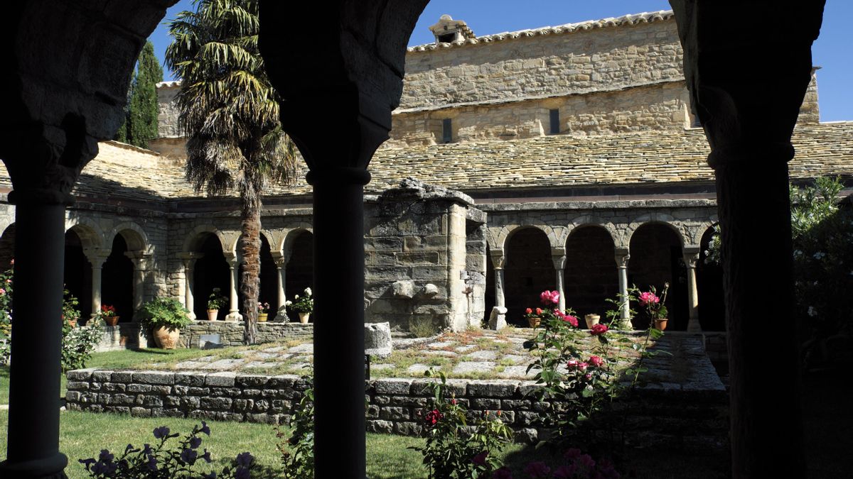 El bonito claustro medieval que esconde la catedral más antigua de Aragón
