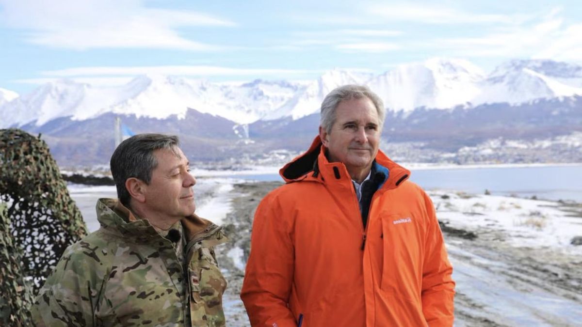 Presti y Quirno, en el espacio donde se va a construir la Base Naval de Ushuaia, la semana pasada.