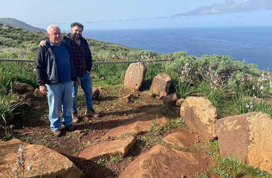 Jorge Pais y Abraham Cupeiro en los petroglifos de Santo Domingo de Garafía.