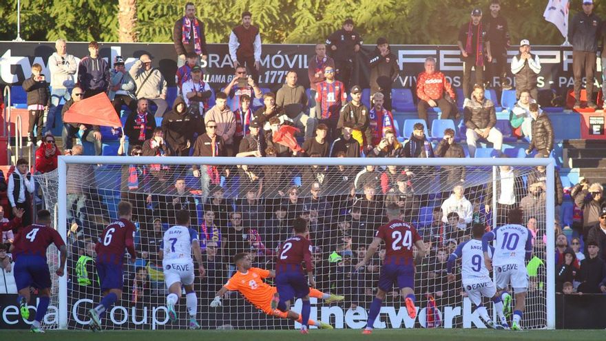 El Tenerife saca petróleo y tres puntos de la pegada