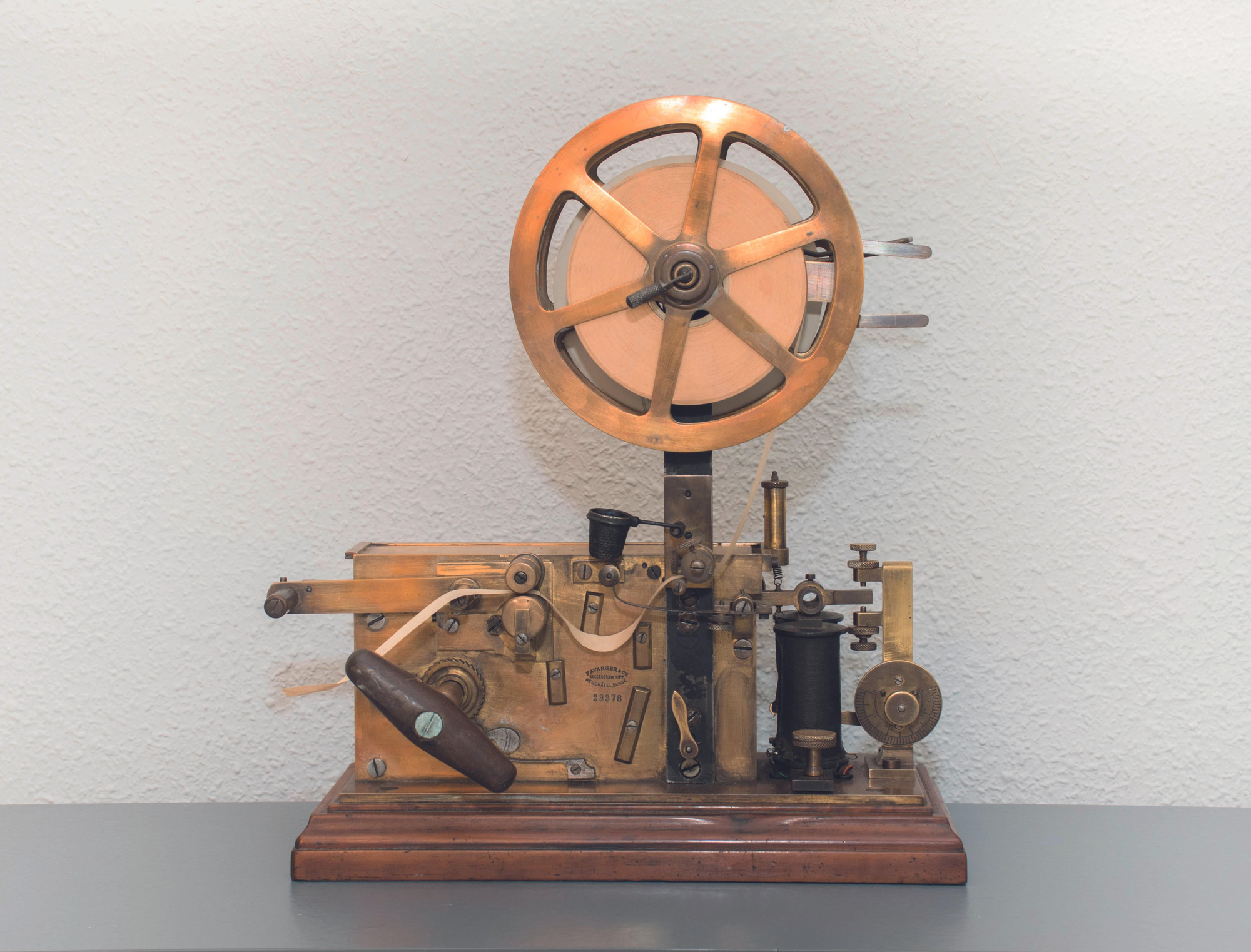 Aparato telegráfico con código Morse