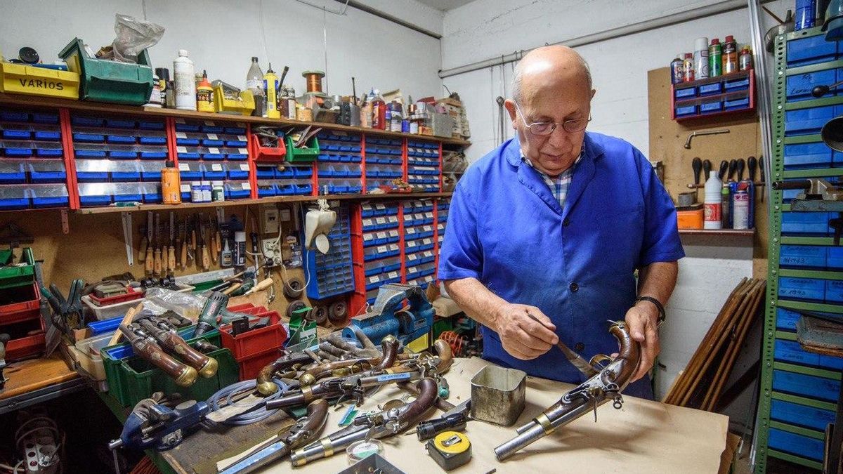 Jesús Prieto trabaja en la sede de Cantábrico Militaria días antes de su jubilación en 2023